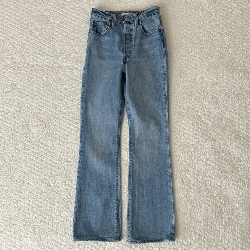 Levi's Premium Women’s Ribcage Boot Cut Jeans Tango Lighten Up Denim Sz 24 - Picture 2 of 14